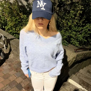 Ljusblå stickad tröja - Mysig hösttröja med V- ringning. Superhärlig blå färg som passar till det mesta och kommer ha stor nytta i din garderob. Storlek L men passar allt ifrån S-L