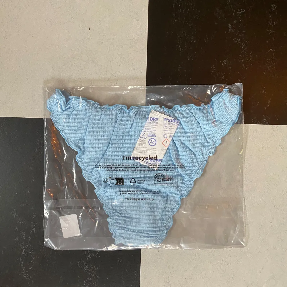 Inte ens öppnat förpackningen eftersom jag tydligt ser att dessa är för stora för mig. Storlek S men tydligt större och väldigt stretchigt material❣️. Muu.