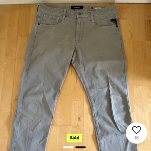 Reaplay andbass  - Säljer nu mina feta replay anbass jeans i en unik ljusgrå färg, de är i nyskick och endast använda ett par gånger.kontakta vid funderingar !
