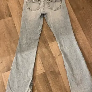 Säljer ett par ljusblå bootcut jeans i bra skick från gina vid snabb affär kan vi diskutera pris, går bra att trycka på köp nu😊💗💖