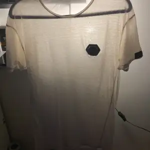 Tjena säljer min Philip plein t shirt för 100kr då den är för stor och har små  hål vid loggan 