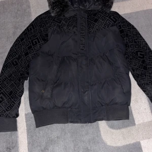 Glorious gansta jacka - Det är en fett jacka som är bara använd föra vintras och är bra för vinter. Den är S i storlek men passar bra till M också priset kan diskuteras  