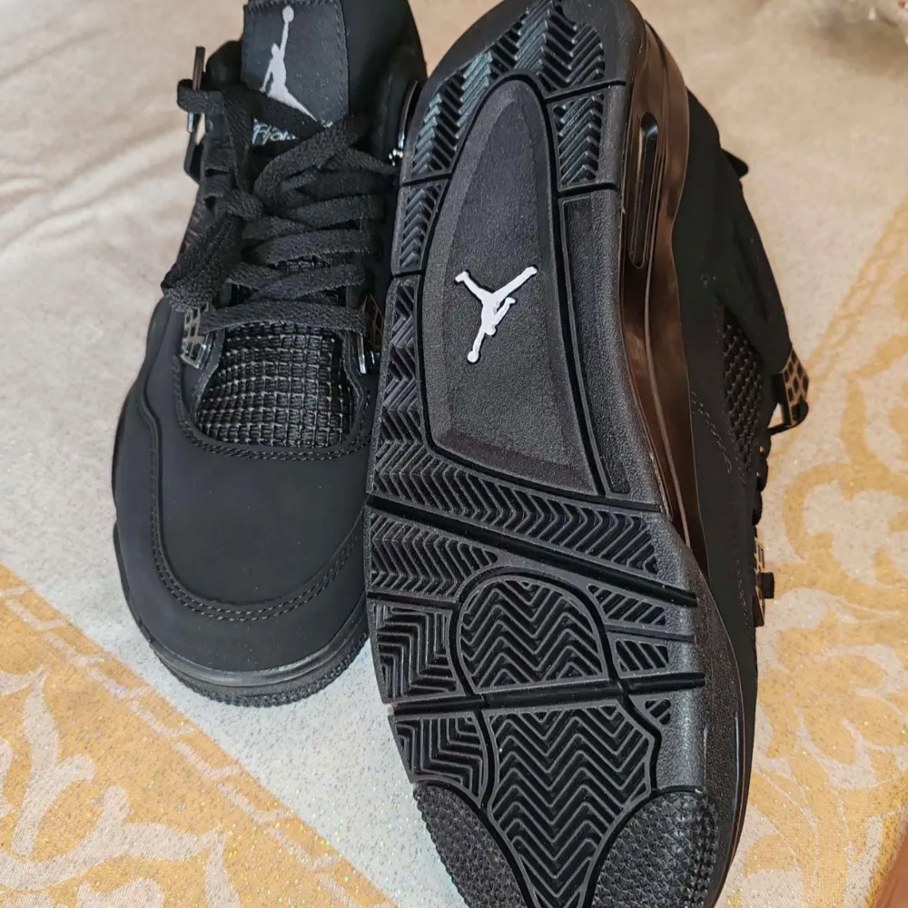 jordan 4 black cat I just use them for 1 month it like a new . Skor.