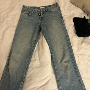 Lågmidjade zara jeans  - Zara jeans, andvända dom är väldigt långa i längden💓😍🙌