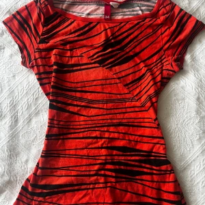 vintage zebra topp - snygg röd-orange topp med zebra detalj! köpt flera år sen från hm- säljs inte längre<3 säljer pga nt kommer till användning 