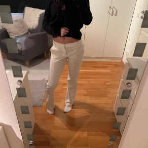 Lågmidjade kostymbyxor💕 - Säljer då de ej kommer till användning längre💕från bik bok i tyg material