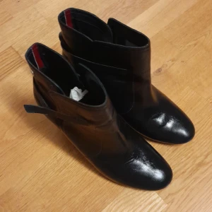 Tommy hilfiger mörkblå stövlar i storlek 40 - Jätte fina tommy hilfiger stövlar i nyskick använda 1 gång