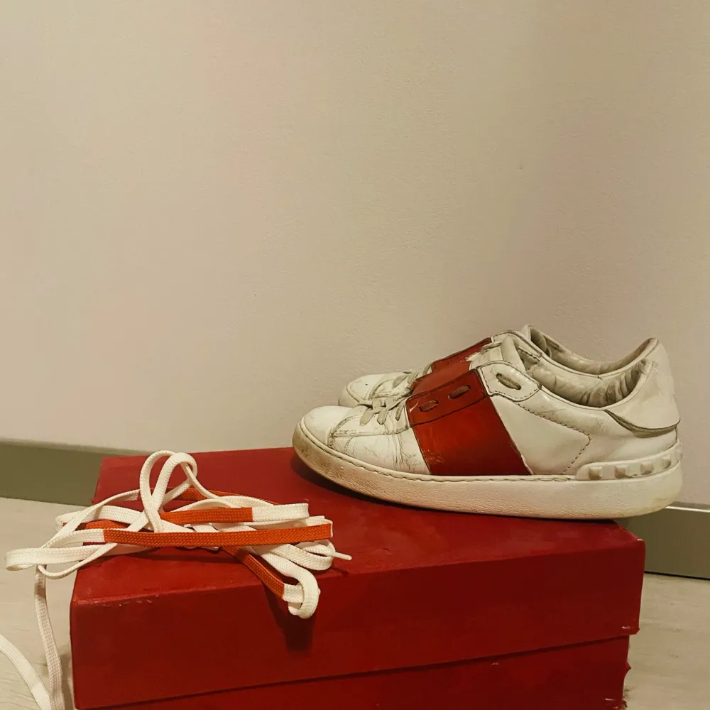 Säljer dessa fina valentino sneakers! Äkthetsbevis finns som man får med och extra sko snören med följer!❤️skorna är lite slitna men defekterna ser man på bilden, därav det billiga priset❤️☺️. Skor.