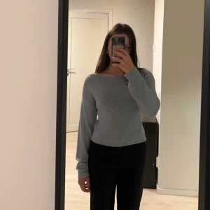 Blå stickad tröja - Ljusblå ganska tunn stickad tröja från nelly, i storlek S. Använd 1 gång och i väldigt bra skick, nyskick.