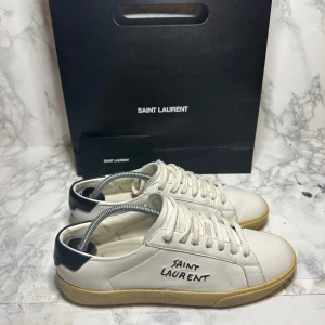 Saint Laurent skor - Ett par nya saint laurent skor i stl 39 passar 40 