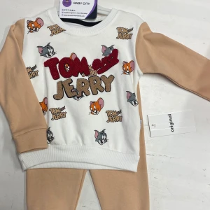 Barnkläder - Barntröja med Tom och Jerry. Denna underbara tröja pryds av älskade Tom och Jerry-figurer och har kontrasterande gröna ärmar med ett stilrent vitt mönstrat mittparti. Perfekt för små entusiaster av klassiska tecknade serier