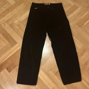 Baggy empire byxor - Feta svarta empirebyxor i storlek 28, nästan helt oanvända. Säljer pga dom börjar bli för korta. Skriv om du har frågor eller prisförslag 🫡