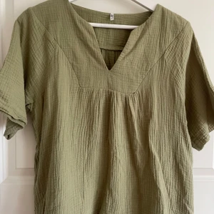 Olivgrön T-shirt  - Så fin somrig tröja! Köpt på en marknad på Öland!💓