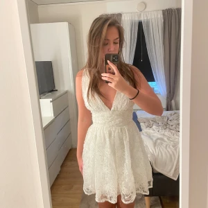 Vit kort klänning - Oanvänd vit puffig klänning från Showpo, slut i lager på hemsidan. Sitter bra. Ordinarie pris 129 euro alltså 1500kr