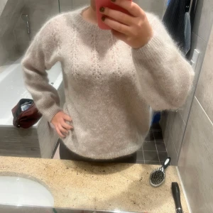Stickad mohair tröja - Säljer nu en av mina absoluta favorit tröjor! Den är så mysig i mohair och perfekt nu till hösten!🤎🤗Pris kan diskuteras!💕
