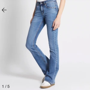 Blå mid waist bootcut jeans - Säljer ett par super snygga blåa mid waist bootcut jeans från lager 157 då de är för stora för mig. Har sprätt upp byxorna där nere så de blir lite längre. Skriv gärna om ni har frågor eller vill ha fler bilder!💞😊💘