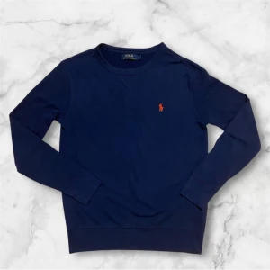 Ralph Lauren Tröja S - Ralph Lauren tröja i i bra skick. Storlek S. Ställ gärna frågor vid funderingar!