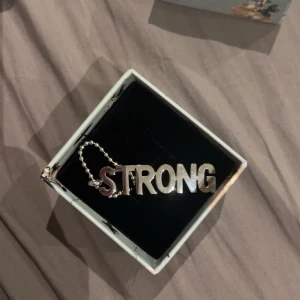 Ioaku - Ett par örhängen guld, ett halsband silver. 300kr styck, aldrig använda. 