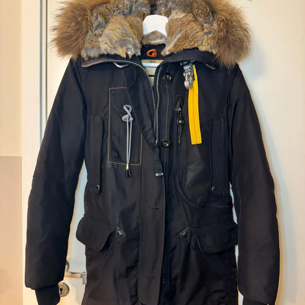 Parajumper kodiak i storlek xxs men passar även någon med xs, tyvärr ingen kvitto kvar men sparsamt använd och självklart äkta. Skickas med spårbar frakt- köparen står för frakten . Takit.