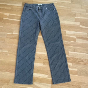 Axel Arigato Jeans - URL straight jeans från Axel Arigato i grå! Använda fåtal gånger men de har inga defekter! 