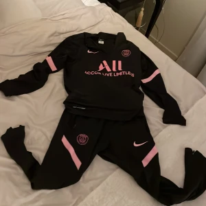 Psg tröja track suit  - Knappt använda, väldigt fint skick!