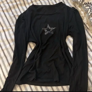 Stjärn kristalltröja  - Säljer en helt okej stjärn tröja, säljer billigt pga att vissa stjärnor har fallit av. står inte storleken men gissar på M! 
