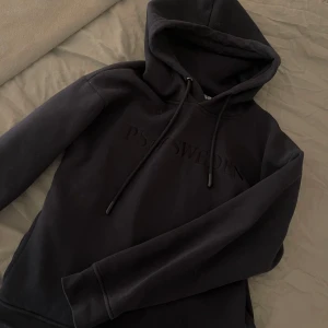 ps of sweden hoodie  - Mörkblå hoodie från ps of sweden, jätte skön och varm med fluff i 💙 Använd sparsamt så fint skick! stl xs men passar xs/s. Nypris ca 1000:-