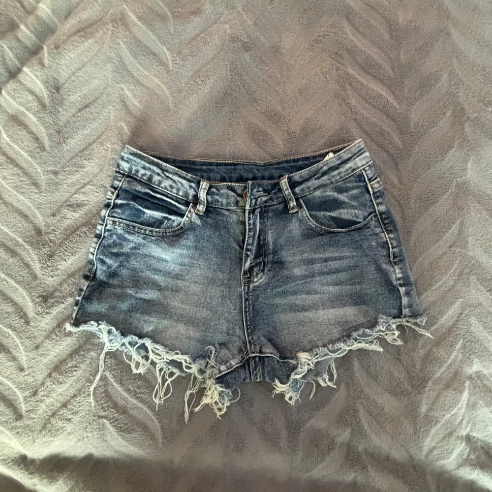 Jeansshorts från SHEIN🩷 snygga detaljer på fickorna. Köpta för 180kr säljer för 100kr. Använda 2 gånger 🩷low/midwaist . Shorts.