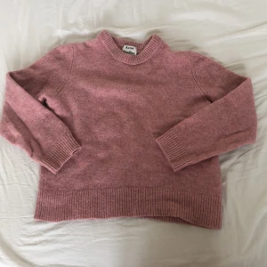 100% ull tröja från acne💕 - Köpte denna för något år sedan men nästan aldrig kommit till användning då den är lite för liten för mig! 100% ull (se på sista bilden) Och helt i nyskick! 💕