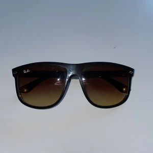 Rayban boyfriend  - Cond 9/10  Använda ca 5 gånger  Allt ingår Bara att höra av sig vid intresse :)