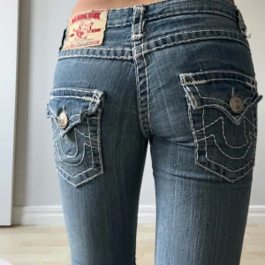 True Religion Jeans - Midjemått tvärsöver 37cm, Innerbenslängd 82cm 💞💞