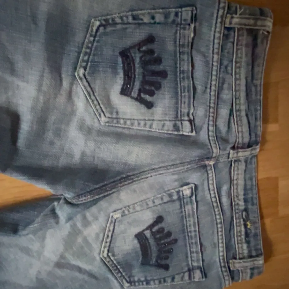 Lågmidjade bootcut jeans, köpt på Vinted för 500kr. Passade tyvärr inte. Jeans & Byxor.