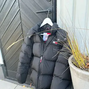 Säljer nu denna as feta och varma puffer jackan från Tommy hilfiger i modellen ”the alaska puffer”, perfekt nu till vintern!  Som ni ser på sista bilden ligger ny priset på 2895:- men jag säljer för endast 1990:- grymt skick, knappt använd:) 