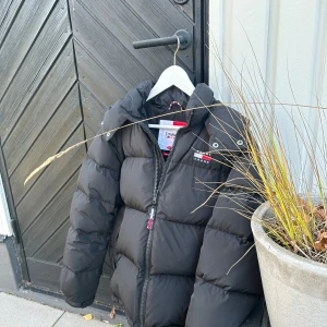 Tommy Hilfiger Puffer Jacka - Säljer nu denna as feta och varma puffer jackan från Tommy hilfiger i modellen ”the alaska puffer”, perfekt nu till vintern!  Som ni ser på sista bilden ligger ny priset på 2895:- men jag säljer för endast 1990:- grymt skick, knappt använd:) 