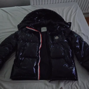 Moncler Maya använd 2-3 gånger men inte ner - Använt 2-3 gånger inte sönder nånstans är i exakt samma skick som när jag köpte den Storlek M-L 