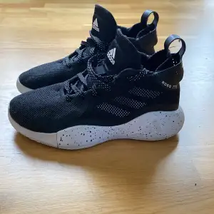 Säljes pga att de är för små. PRIS KAN DISKUTERAS!!! Nypris: 1000kr+  Rose 773 Adidas