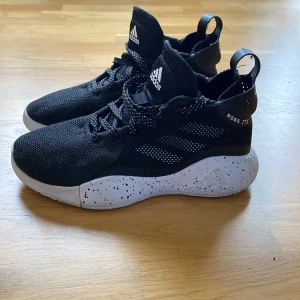 Adidas ”Derrick Rose” Basketskor - Säljes pga att de är för små. PRIS KAN DISKUTERAS!!! Rose 773 Adidas
