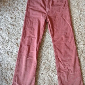 Rosa jeans - Superfina jeans köpta på vinted som tyvärr ej passar. Trendiga hösten 24!