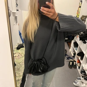 Väska - Super fin och söt väska/clutch med band. Banden går att knyta kortare! Liten, men får plats med telefon & det nödvändigaste. 💘 nytt skick, förutom en lite illaluktande doft inuti pga konstlädret. Cirka 19x16cm. 💕 köp gärna vis ”köp nu”