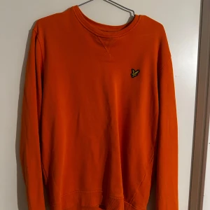 Lyle & Scott Sweatshirt  - Tröjan är i bra skick och använd fåtal gånger 