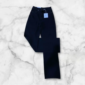 BIKBOK MÖRKGRÅ JEANS - Helt nya byxor från Bikbok (never. denim). Modellen heter REGULAR WIDE 980 HIGHT WAIST STRAIGHT LEG (mörkgrå). Storlek W25-L32. Originalpris 599 kr!! PASSA PÅ  Pris kan diskuteras!!