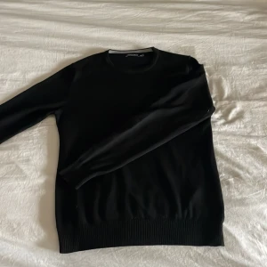 J.Lindberg svart merino tröja - J.Lindberg svart merino tröja. Använt 4-5 gånger. Inga skador jätte bra skick. Pris kan diskuteras vid snabb affär. Nypris 1300kr