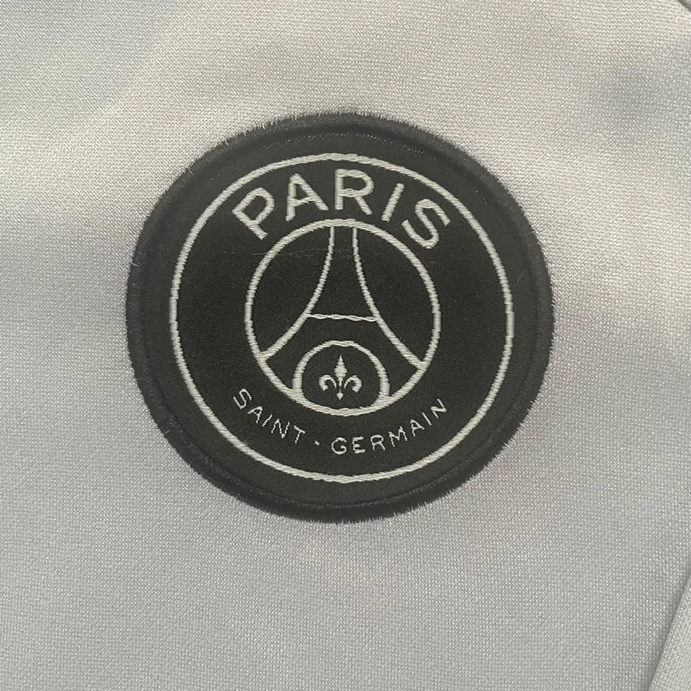 Tja, säljer en fet PSG tracksuit då jag köpte fel storlek, den är helt oanvänd med tags kvar, pris kan diskuteras vid snabb affär💯💯. Tröjor & Koftor.