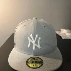 New York Yankees Grey Fitted - New Era - Köpt för 600 på hatstore inprincip ny använder aldrig keps