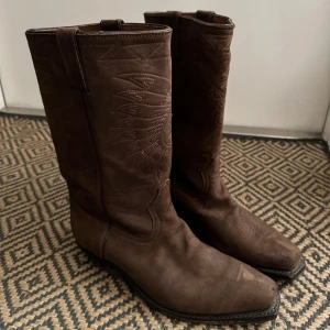 Boots - Cowboy boots med tryck fram, köpta från second hand men därefter har de bara blivit använd några fåtal gånger. De är fräscha och i bra skick