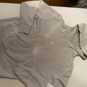Grå vit calvin klein Hoddie - calvin klein Hoddie använd ett par gånger