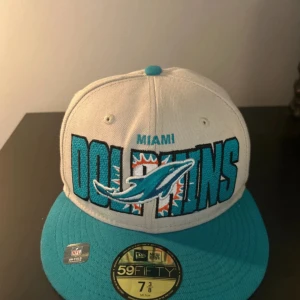 Miami Dolphins NFL Fitted - New Era - Köpt för 600 på hatstore aldrig använd typ.