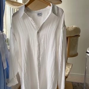 Vit skjorta - Skjorta från weekday. Från herravdelningen så stor i storleken. Sitter mer som en klänning på mig som är 163cm!💃🏼