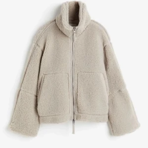 Pile jacka hm  - Säljer denna jättefina jackan. I jättebra skick. Storlek M/L men sitter perfekt oversized på mig som vanligtvis har storlek S💞💞köp direkt för 650