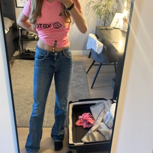 Snygga jeans  - Säljer mina favorit jeans för dom är för små😢. Storlek 32 ifrån Gina tricot och dom är mid waist. Bra skick. 